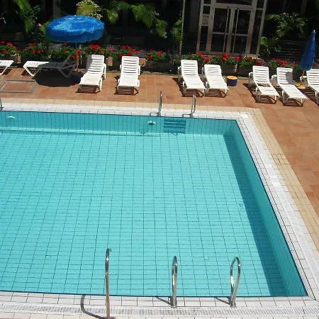 With 3 Bedrooms In With Shared Pool 200 M From The Beach Sardina