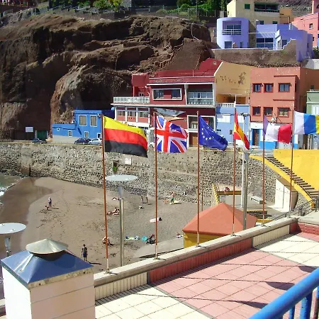 With 3 Bedrooms In With Shared Pool 200 M From The Beach