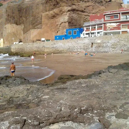 With 3 Bedrooms In With Shared Pool 200 M From The Beach